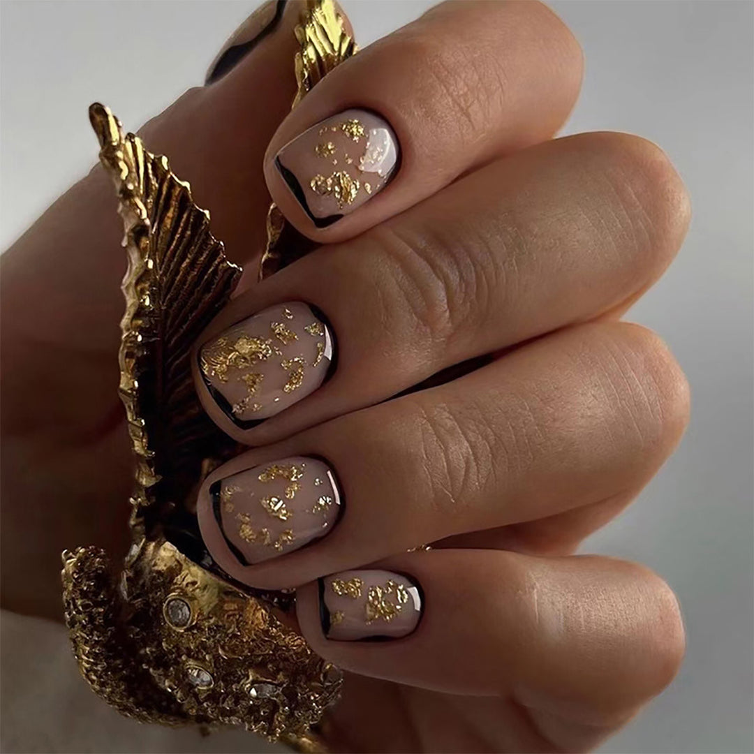 Kunstnagelset mit filigranen Goldakzenten und elegantem Finish Karnz
