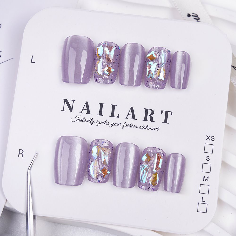 Kunstnägel mit Glitzerakzenten und Modernen Designs Karnz