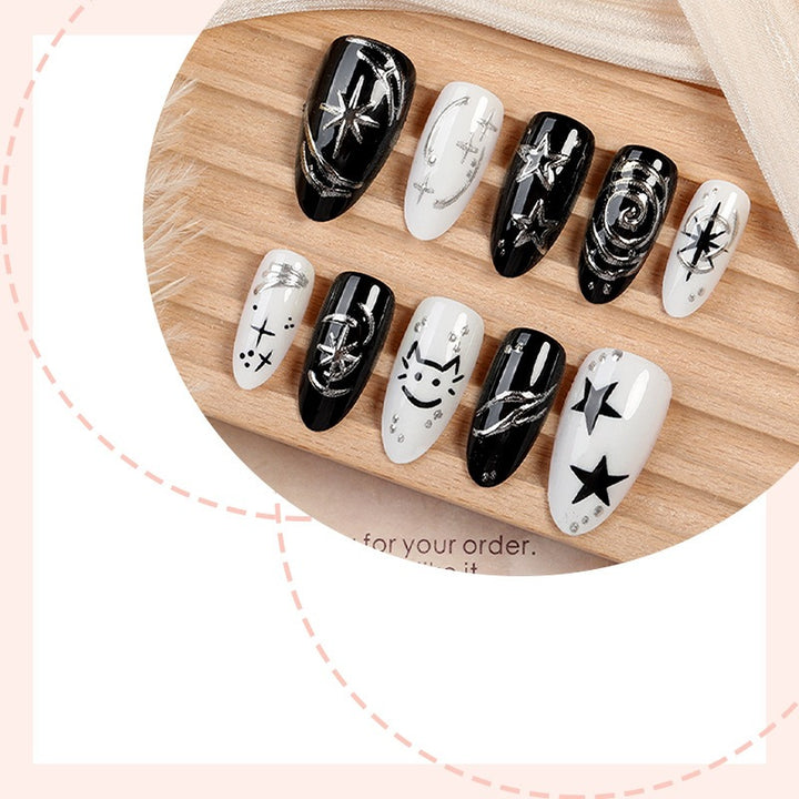 Kunstnagelset mit kreativen star-motiven und glitzernden Akzenten Karnz