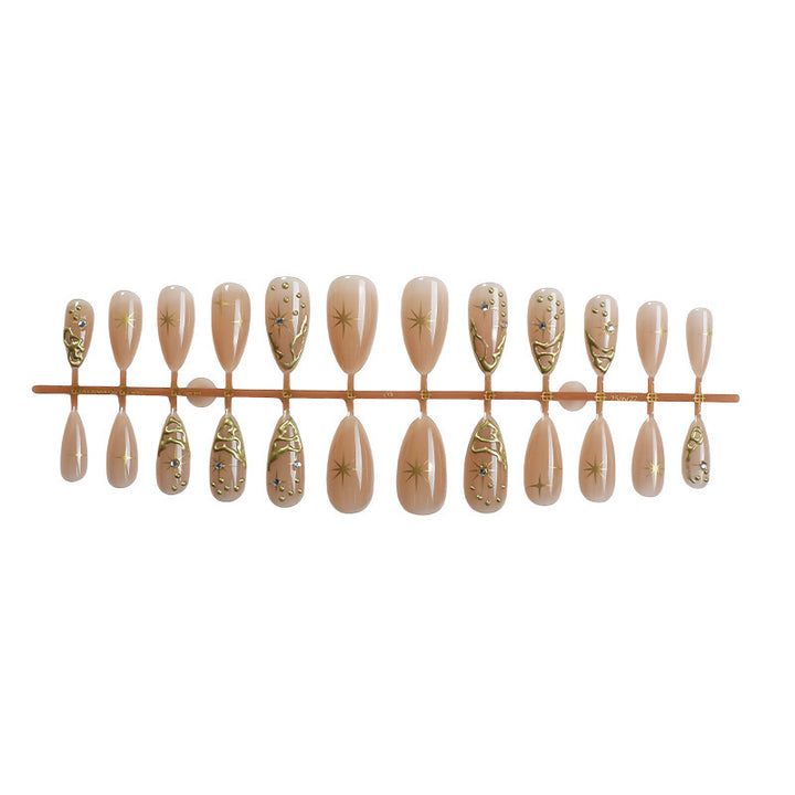 Kreatives Nagelset mit eleganten Goldverzierungen und funkelnden Akzenten Karnz