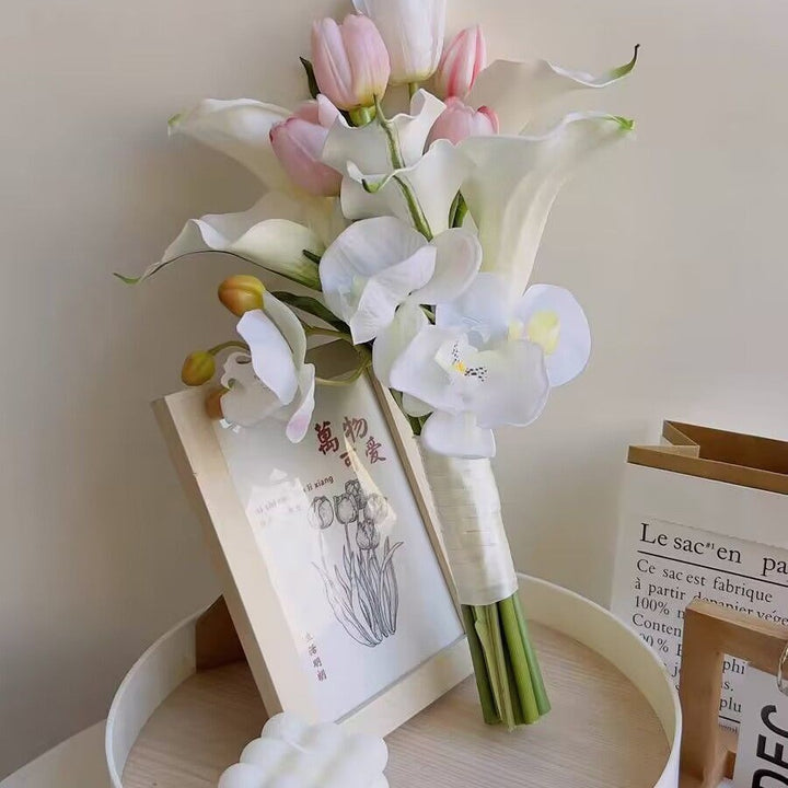 Eleganter künstlicher Blumenstrauß mit gemischten Blüten