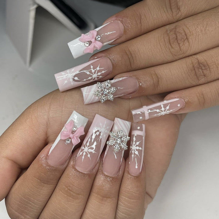 Kreatives Kunstnagelset mit zarten Blumen- und Glitzerakzenten Karnz
