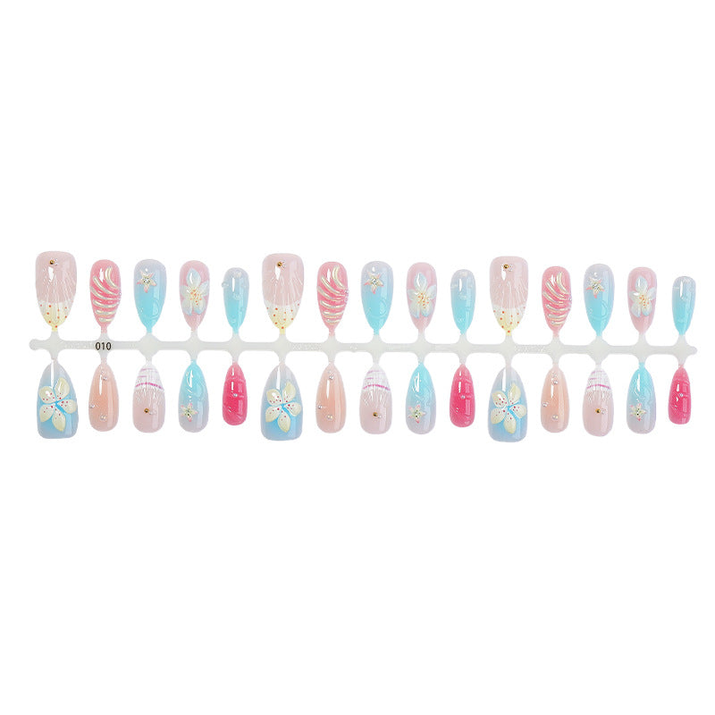 Kunstnägel Set mit floralen Designs und glitzernden Akzenten Karnz