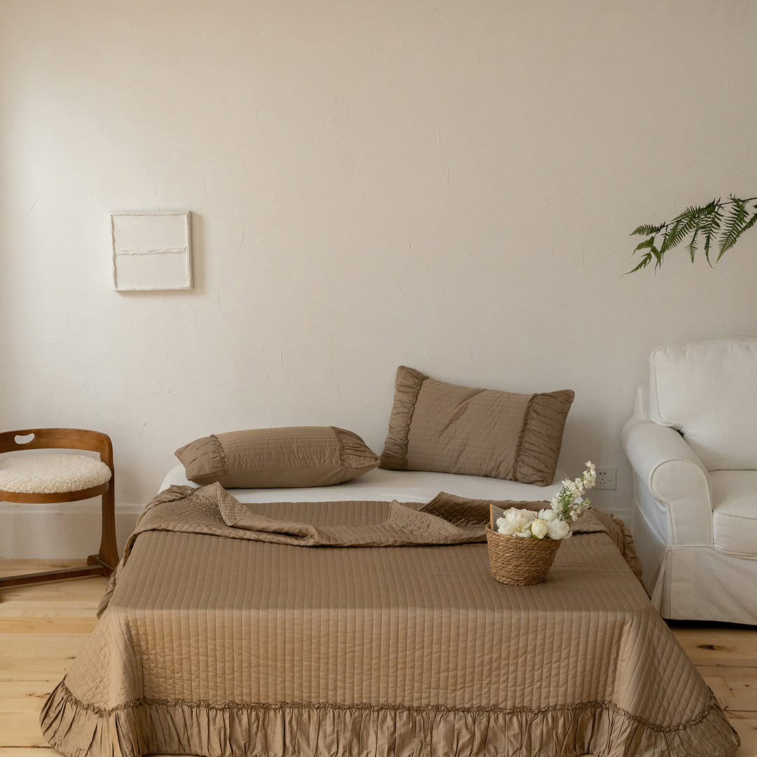 Gesteppte Baumwoll‑Tagesdecke im japanischen Wabi‑Sabi‑Stil mit Längssteppung und Volant