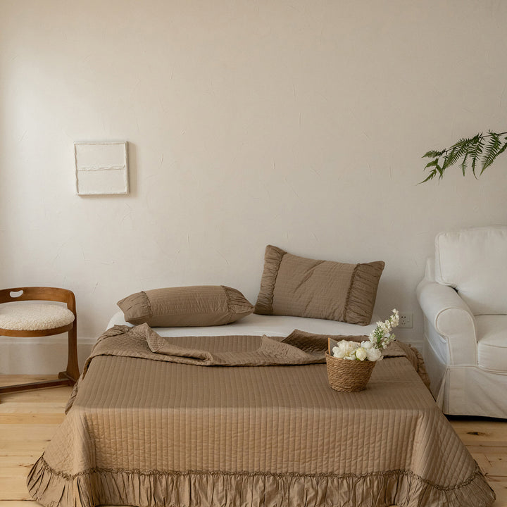 Gesteppte Baumwoll‑Tagesdecke im japanischen Wabi‑Sabi‑Stil mit Längssteppung und Volant
