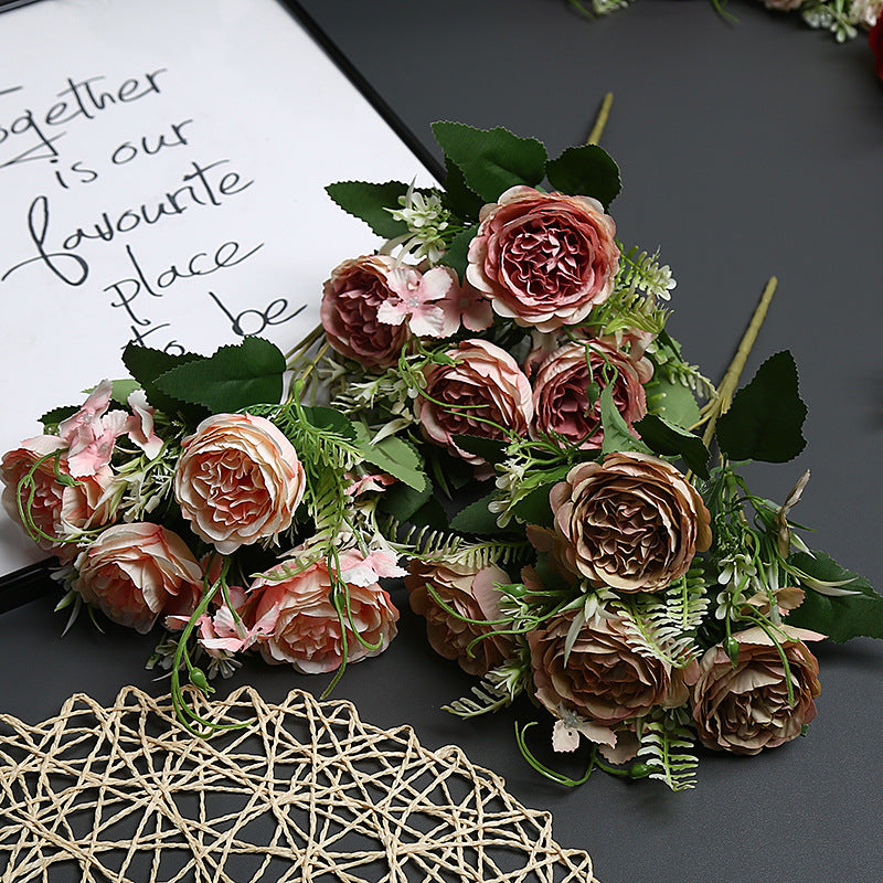 Dekorative Blumenarrangement für den Innenbereich
