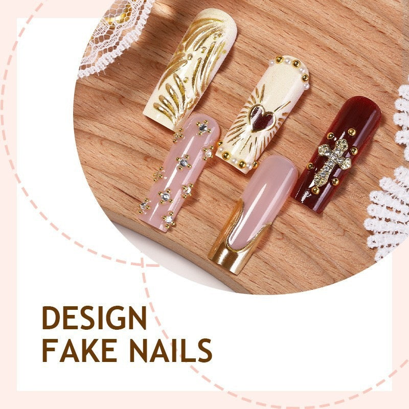 Kunstnagelset mit glamourösen Verzierungen Karnz