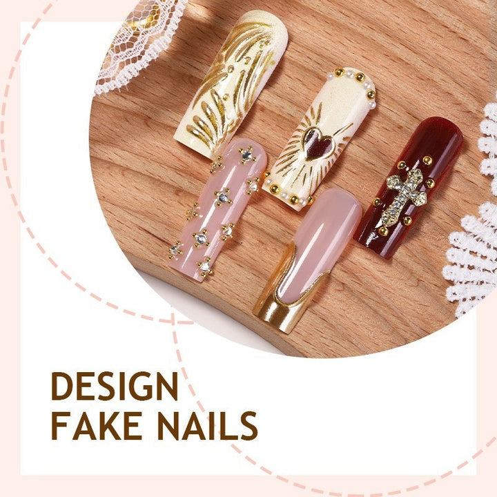 Kunstnagelset mit glamourösen Verzierungen Karnz