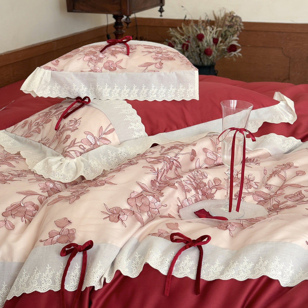 Romantisches Baumwoll-Bettwäsche-Set mit floraler Stickerei, Spitzenbordüre und Zierschleifen