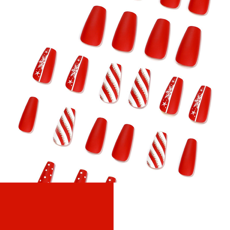 Kunstvolle Nagelverlängerungen im festlichen Design Karnz