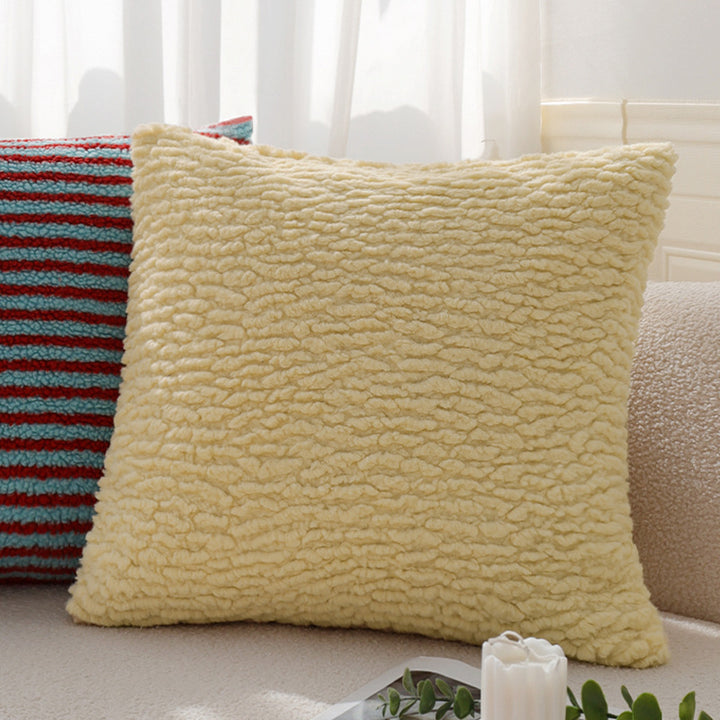 Quadratischer Zierkissenbezug in gestreifter Teddy‑Bouclé‑Optik mit softem Microplüsch Karnz