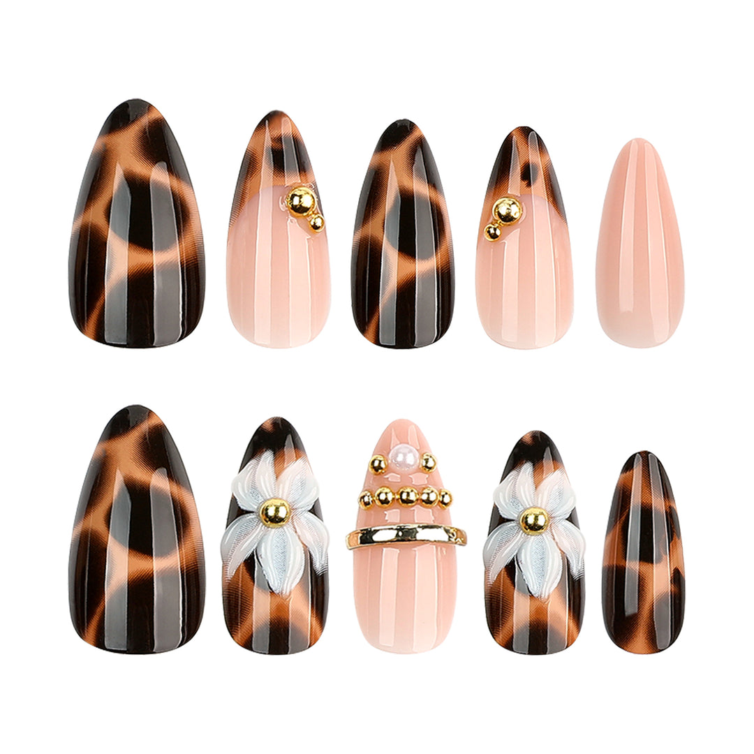 Kunstvolle Stiletto-Nägel mit Blumen- und Leopardendesign Karnz