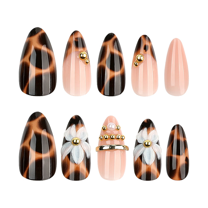 Kunstvolle Stiletto-Nägel mit Blumen- und Leopardendesign Karnz