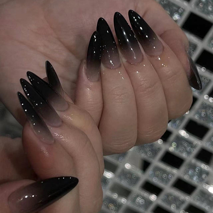 Kunstvolle Nagelverlängerungen mit kreativen Augen-Design Karnz