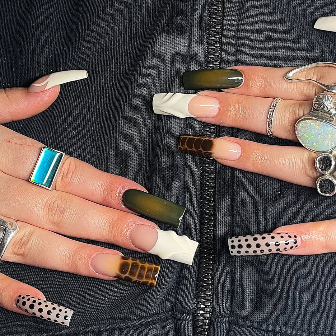 Elegante Kunstfingernägel mit Floralen und Geometrischen Akzenten Karnz