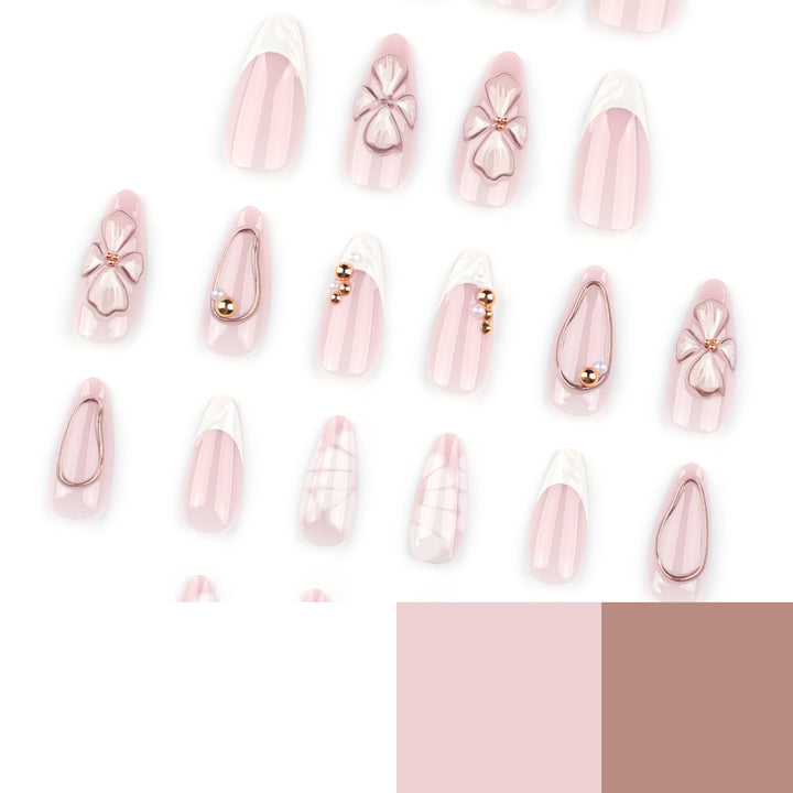 Kunstvolle Stiletto-Nägel mit floralem und schimmerndem Dekor Karnz