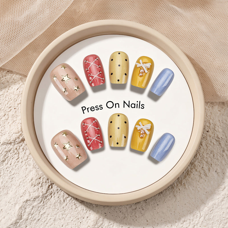 Dekoratives Press-On-Nagelset mit Stern- und Schleifenmotiven Karnz