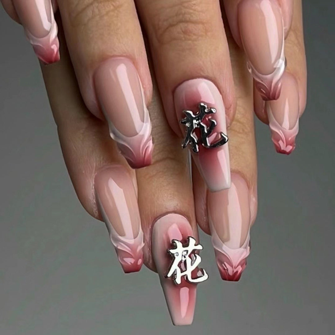 Kunstvolle Stiletto-Nägel mit floralen Akzenten und 3D-Details Karnz