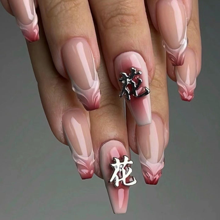 Kunstvolle Stiletto-Nägel mit floralen Akzenten und 3D-Details Karnz