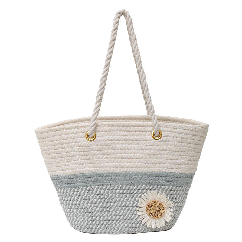 Handgefertigte Strohtasche mit floralem Detail Karnz