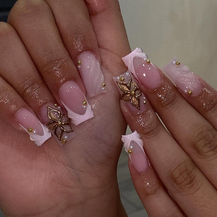 Verschnörkeltes florales Press-On-NagelSet Karnz