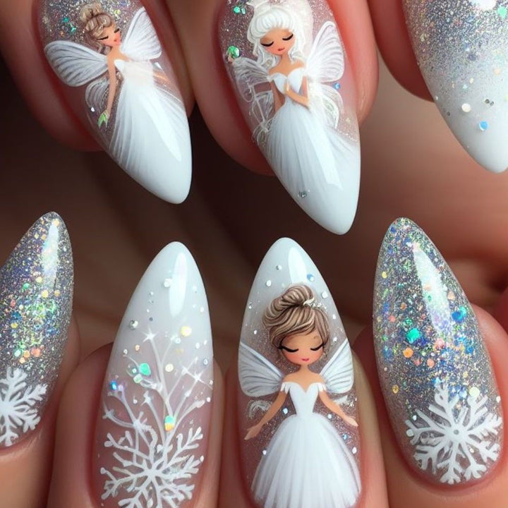 Kunstnagelset mit zauberhaften Feenmotiven und Glitzerakzenten Karnz