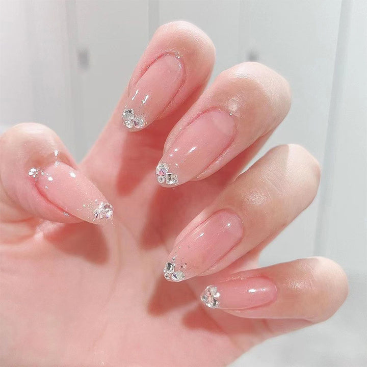 Elegante Nagelkunst mit Glitzer- und Strassverzierungen Karnz