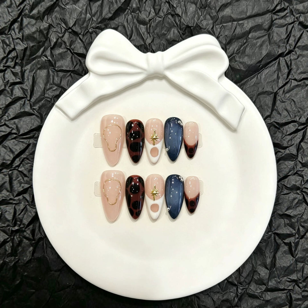 Glamourös Press-On Nail Art Set mit goldenen Akzenten