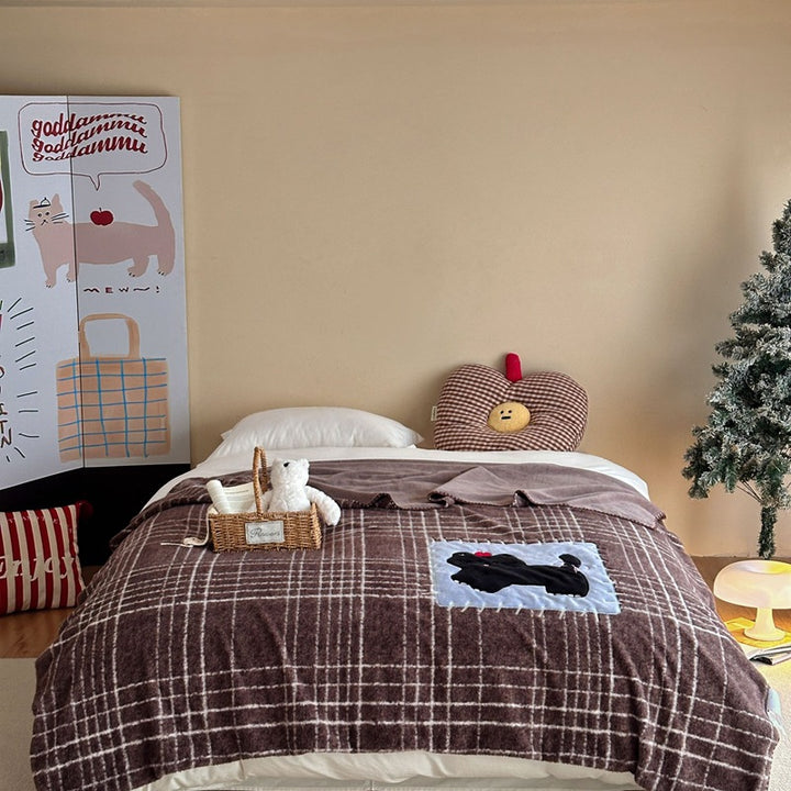 Flauschige Wohndecke mit gesticktem Katzenmotiv und Pompon-Applikation