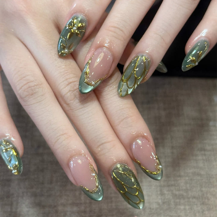 Künstlerisches Press-On-Nagel-Set mit goldenen Akzenten