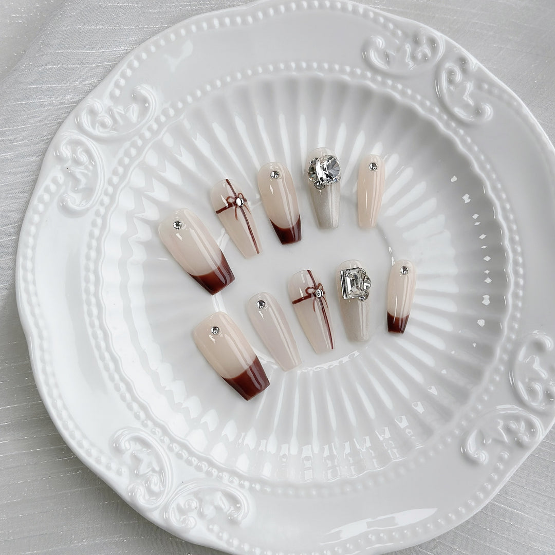 Elegantes Press-On-Nageldesign-Set mit dekorativen Elementen