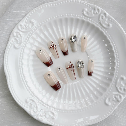 Elegantes Press-On-Nageldesign-Set mit dekorativen Elementen