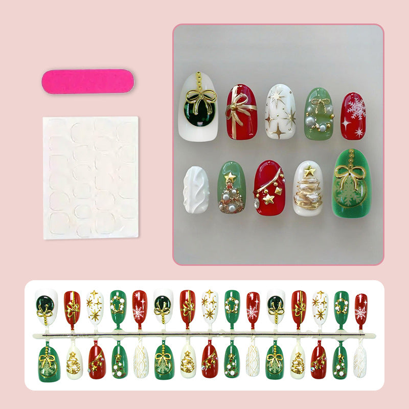 Kunstnagelset mit festlichen Weihnachtsmotiven und glamourösen Goldverzierungen Karnz