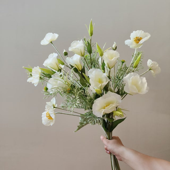 Lebensechter floraler Mittelstück-Strauß