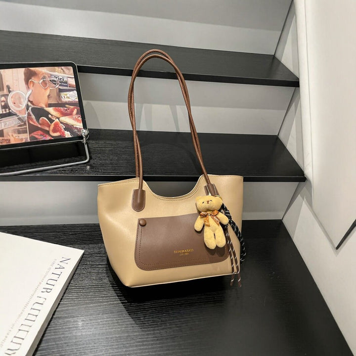 Elegante Tote Handtasche mit Plüsch-Schlüsselanhänger