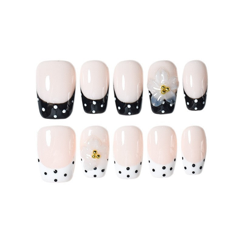 Elegante florale Designer-Nagelverzierungen Karnz