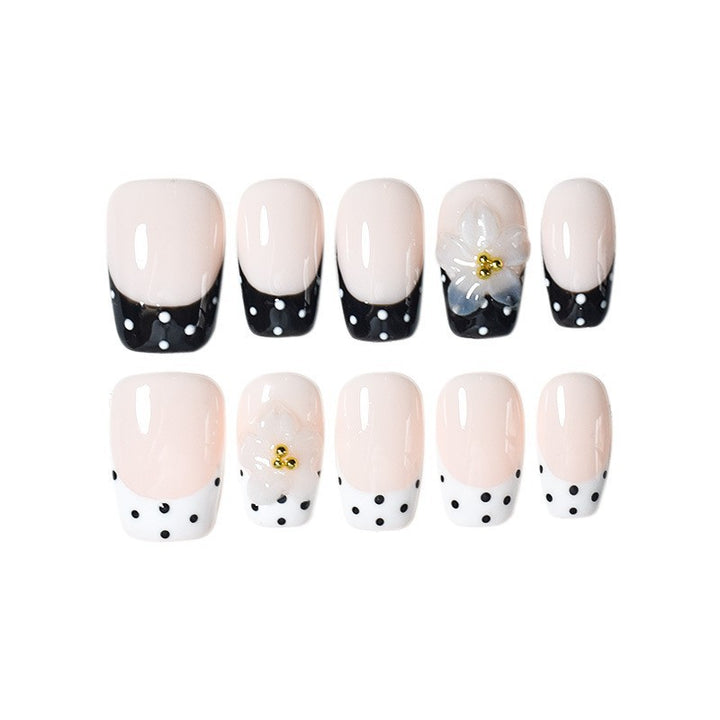 Elegante florale Designer-Nagelverzierungen Karnz