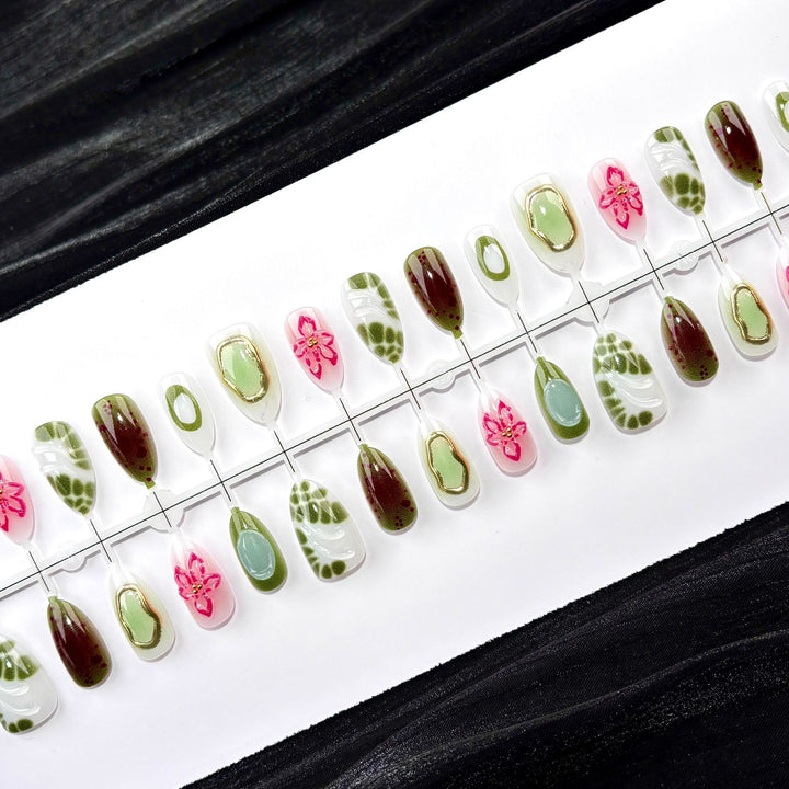 Künstlerisches Floral Press-On Nageldesign Set