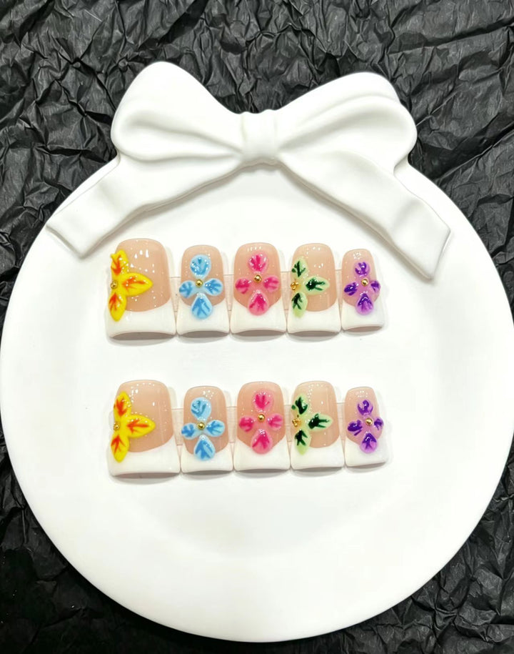 Dekoratives Press-On Nail Art Set mit floralen und Insektenakzenten