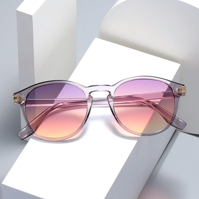 Damen elegante Sonnenbrille mit transparentem Rahmen und stylischen Akzenten Karnz