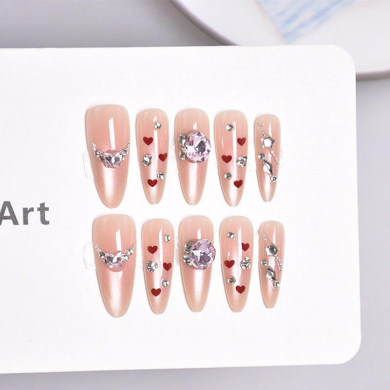 Dekorative Press-On-Nagelkunst mit Herz- und Edelsteindetails Karnz