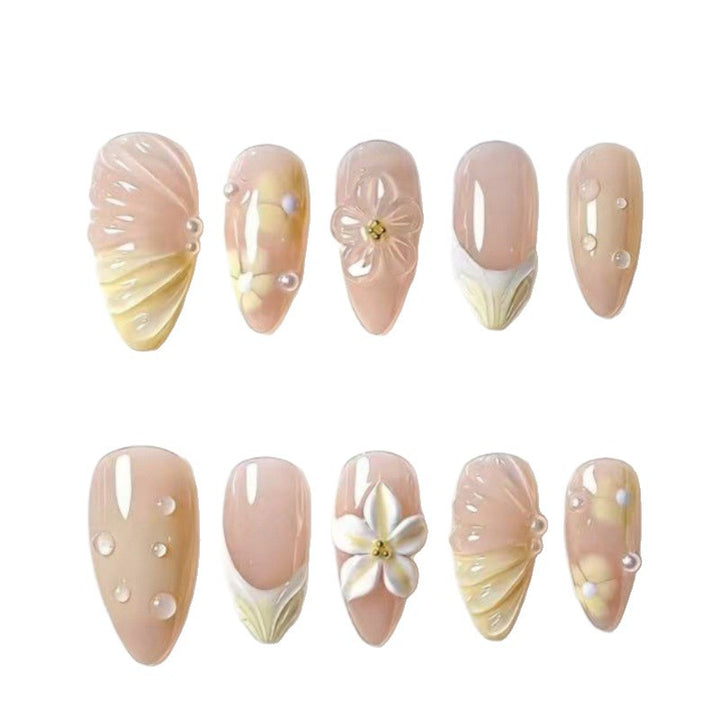 Elegante Kunstnägel mit floralen Akzenten Karnz