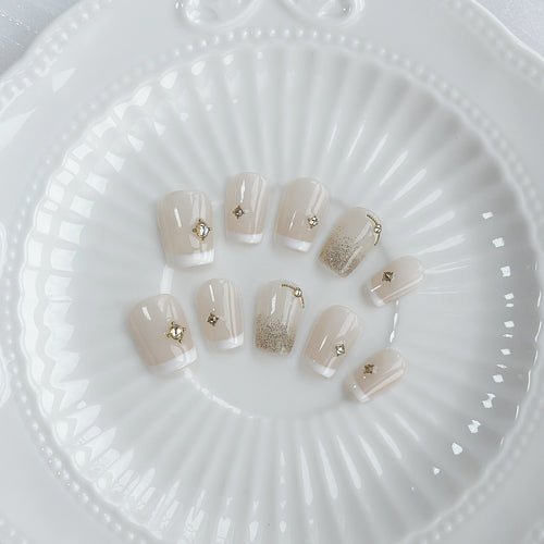 Elegantes Press-On Nagelset mit goldenen Akzenten