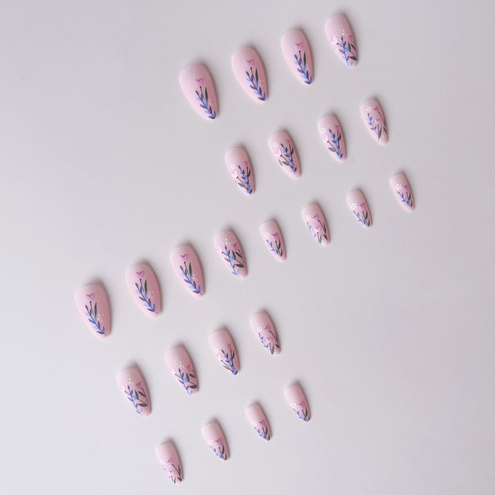 Kunstnagelset mit floralen Motiven und verzierten Akzenten Karnz