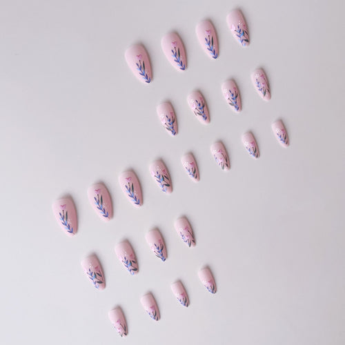 Kunstnagelset mit floralen Motiven und verzierten Akzenten Karnz