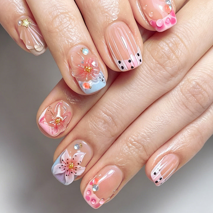Dekoratives Press-On Nagelkunst-Set mit floralen und Schmuckakzenten Karnz