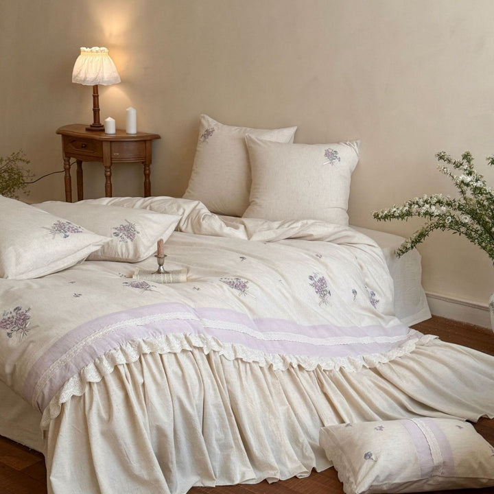 Vintage-inspiriertes Bettwäsche-Garnitur mit gerafftem Bettrock und zarter Blumenstickerei