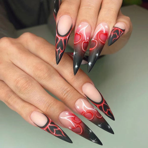 Stiletto Nagelkunst Verlängerungen mit Herzdesign Karnz