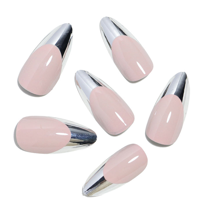 Glänzendes Stiletto Druck-Nagel-Set mit Silber-Akzenten Karnz