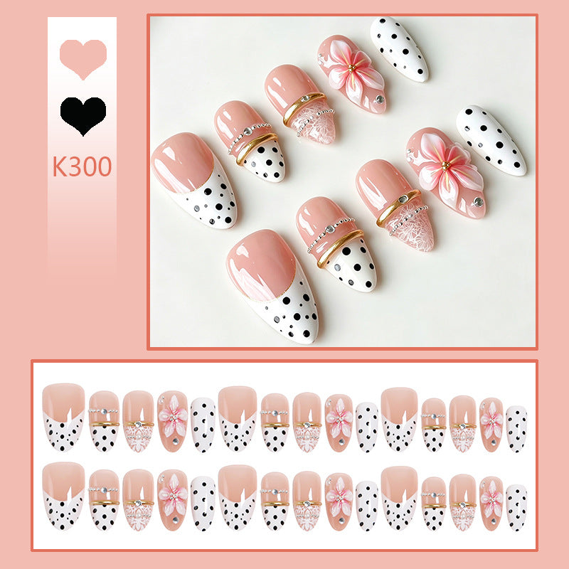 Kunstnagelset mit eleganten Blüten- und Punktenmustern Karnz